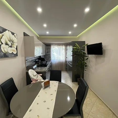 за гости лайвли Apartment Burgas